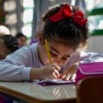 Pela primeira vez na rede estadual, todos os alunos dos anos iniciais do ensino fundamental têm acesso a aulas de inglês