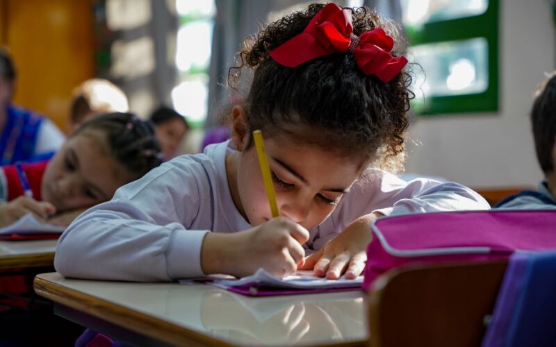 Pela primeira vez na rede estadual, todos os alunos dos anos iniciais do ensino fundamental têm acesso a aulas de inglês