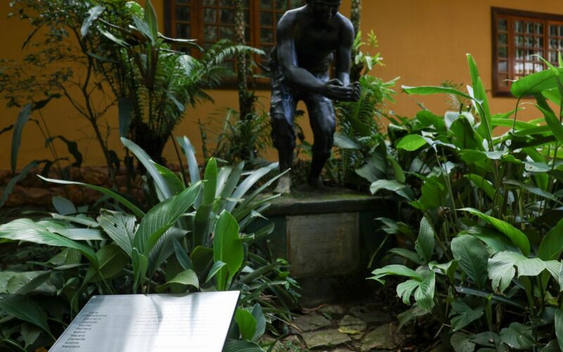 Placa homenageia 11 escravizados que reflorestaram Floresta da Tijuca