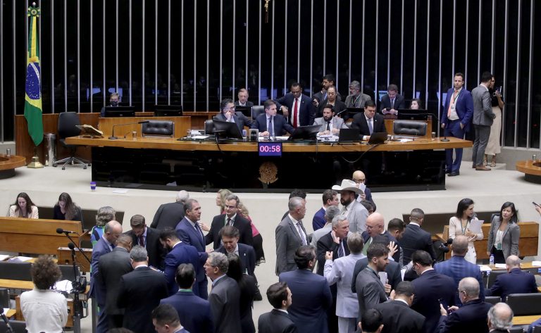 Plenário analisa projeto que revoga pontos desatualizados da CLT; acompanhe - Notícias