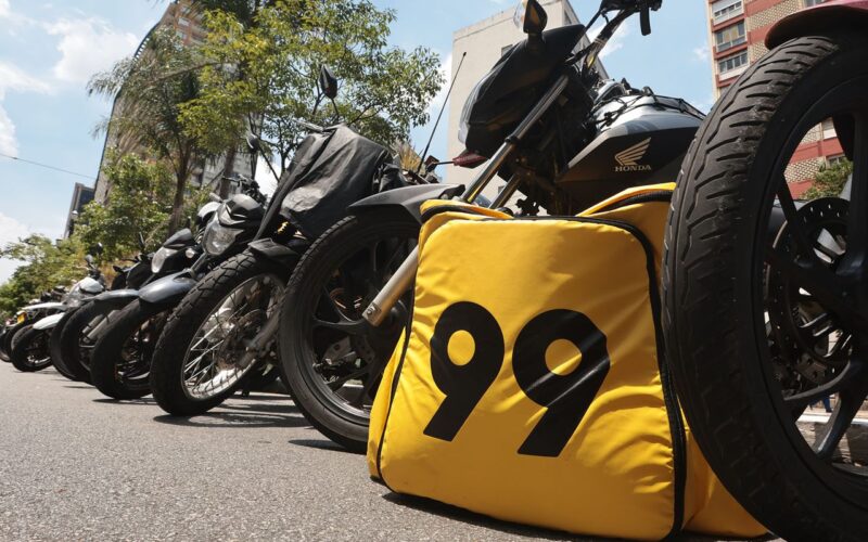 Procon-SP investiga Uber e 99 por oferta de mototáxi após proibição