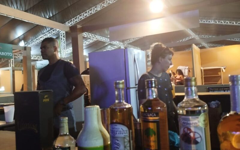 Produção de cachaça tem crescido, mas setor lamenta preconceito
