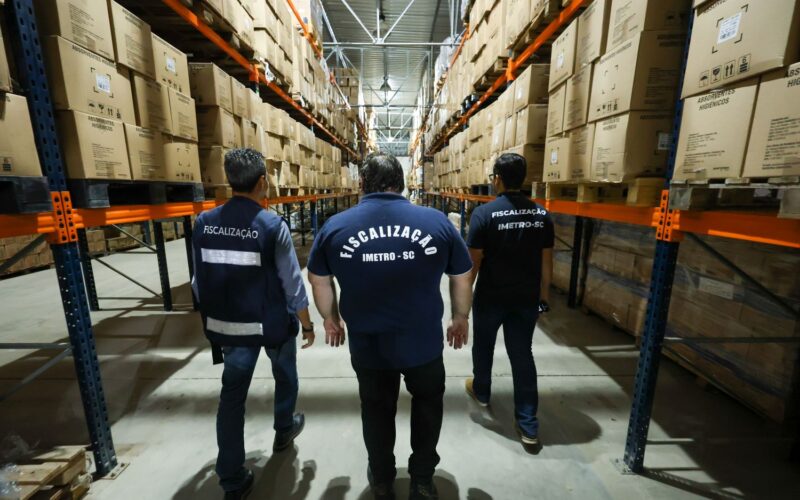 Programa Compra Segura SC avalia e aprova materiais escolares nos almoxarifados da Secretaria da Educação