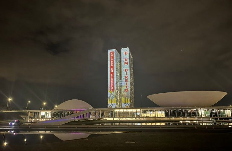 Projeção de frases e imagens na fachada do Congresso põe em foco a luta antimanicomial - Notícias