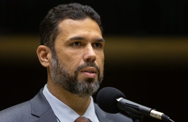 Projeto obriga escolas a capacitarem professores em primeiros socorros de saúde mental - Notícias
