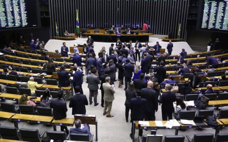 Projeto que aumenta número de deputados para 531 tem urgência aprovada