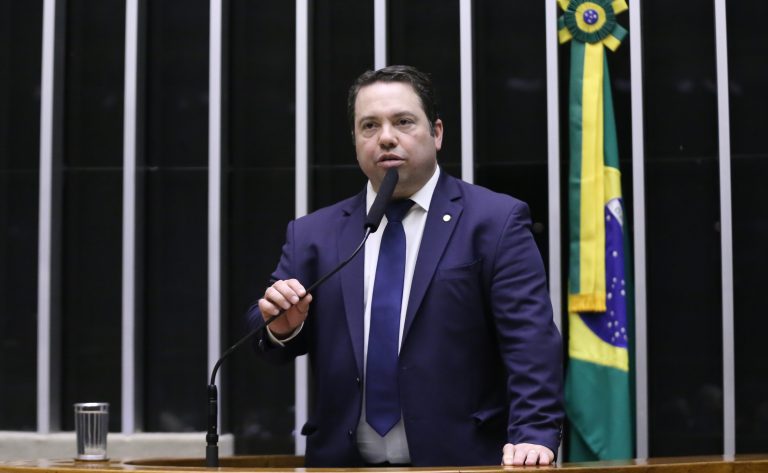 Projeto suspende resolução que incluiu MST em comitê do governo - Notícias