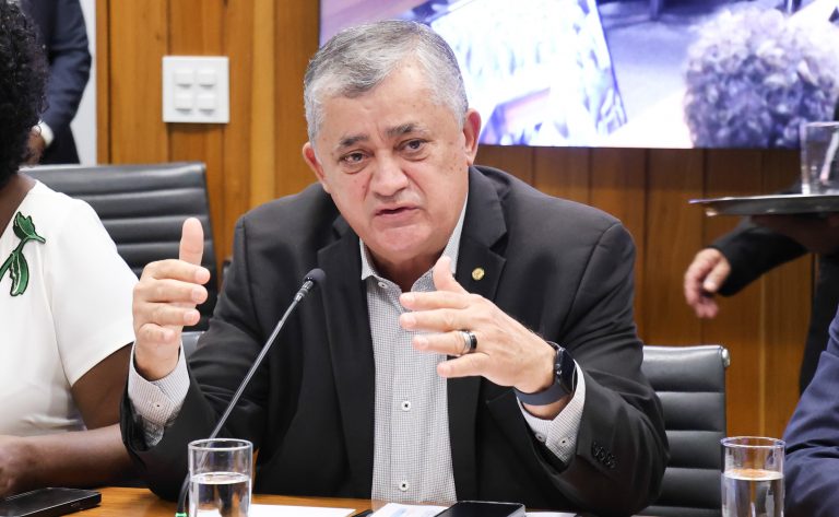 Reajuste de servidores deve ficar para esta quarta-feira, diz líder do governo - Notícias