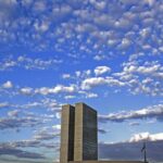 Relator antecipa fim da reeleição para 2030 e CCJ adia votação
