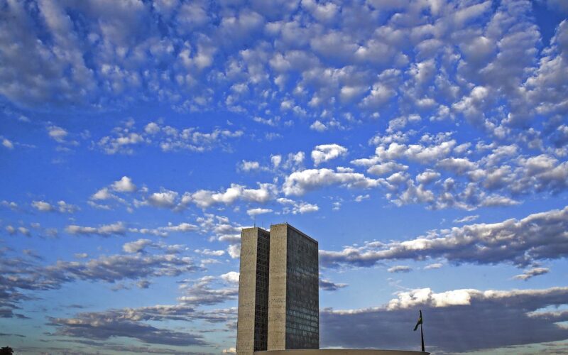 Relator antecipa fim da reeleição para 2030 e CCJ adia votação
