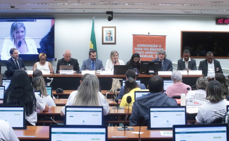 Representante do MEC diz que governo apoia criação de piso salarial para funcionários da área administrativa - Notícias