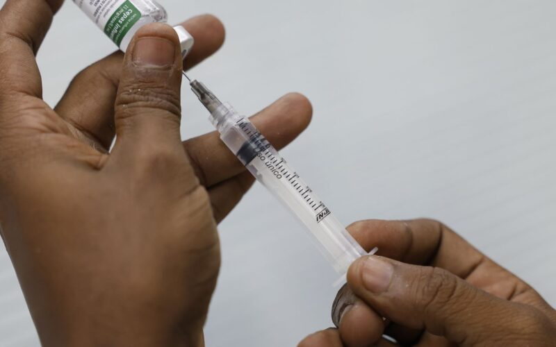 Rio retoma nesta quarta-feira vacinação atualizada contra covid-19