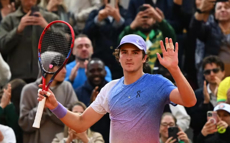 Roland Garros: Fonseca estreia com vitória implacável sobre ex-top 10