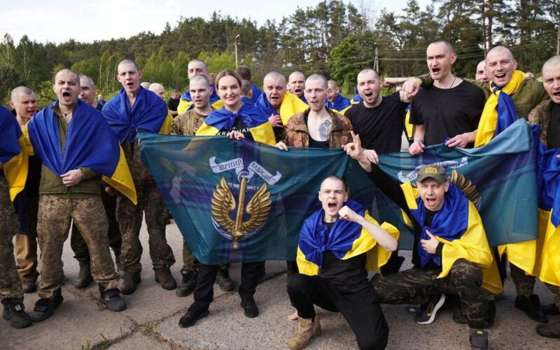 Rússia e Ucrânia libertam 390 prisioneiros cada em primeira troca