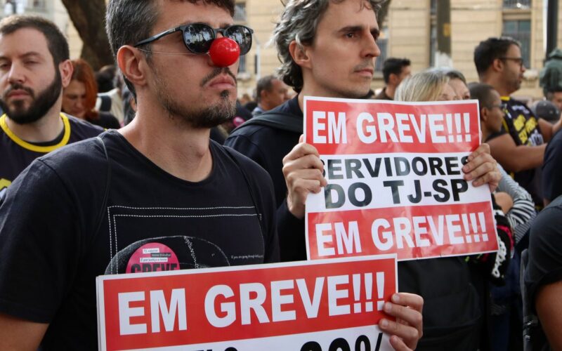 Servidores da Justiça de SP suspendem greve