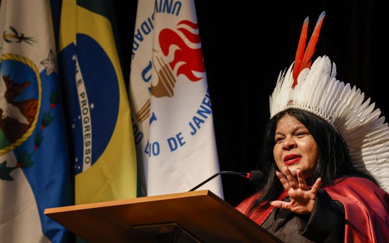 Sonia Guajajara é a primeira indígena doutora honoris causa da Uerj
