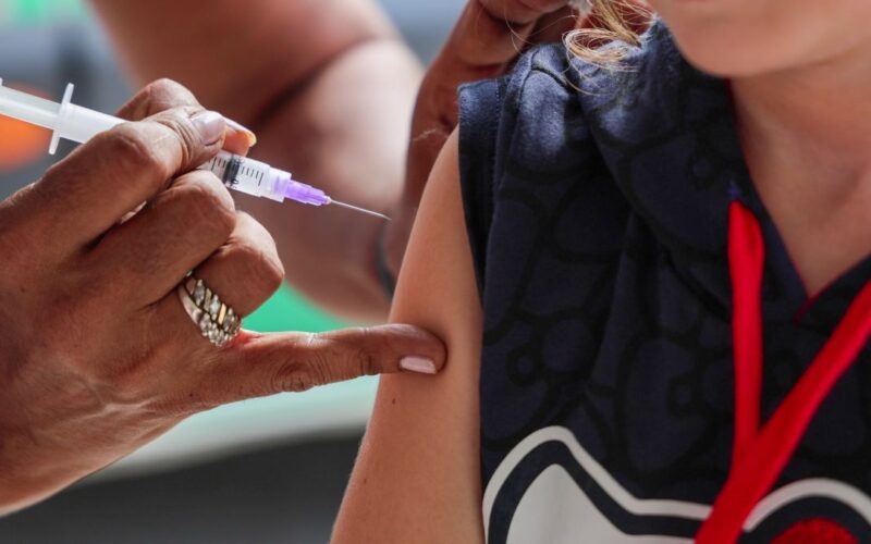 Van da Vacinação aplica mais de mil doses no Hospital Infantil Joana de Gusmão em Florianópolis