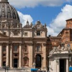 Vaticano registra fumaça branca; novo papa é eleito
