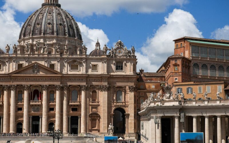 Vaticano registra fumaça branca; novo papa é eleito