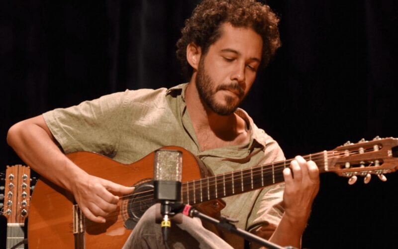 Viola caipira de Daniel Ganc embala Cena Musical na TV Brasil
