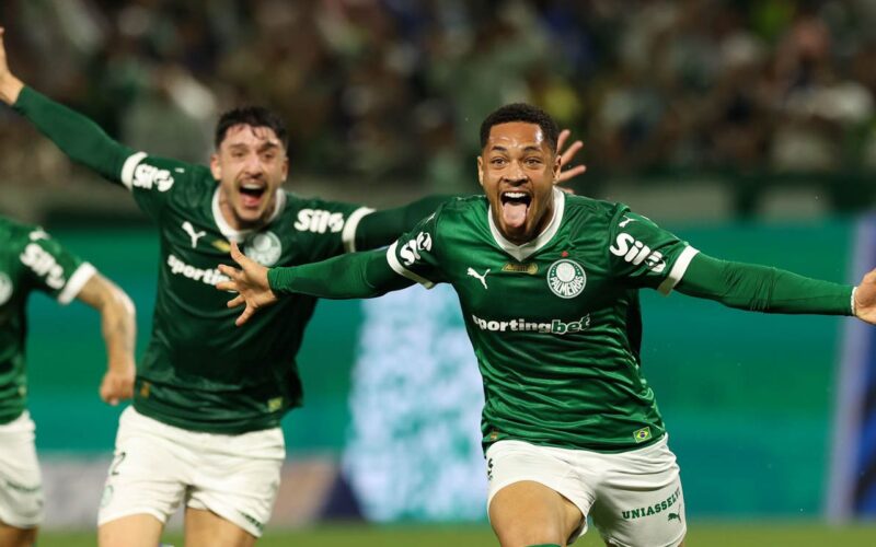Vitor Roque marca nos acréscimos para levar Palmeiras à liderança