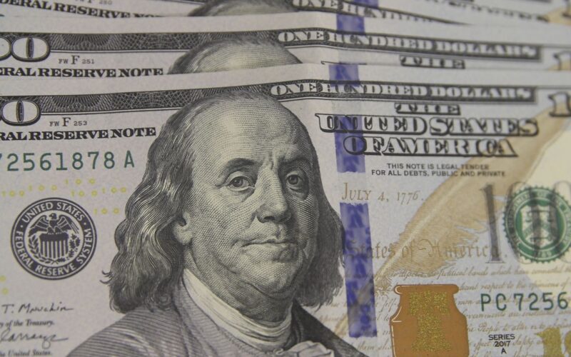 Dólar cai para R$ 5,49 com derrubada de alta do IOF e inflação menor
