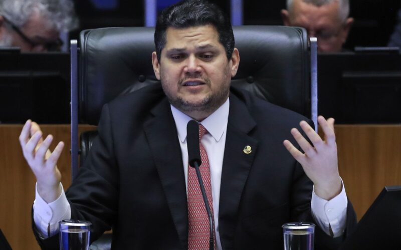 Alcolumbre lê requerimento que cria CPMI sobre fraudes no INSS