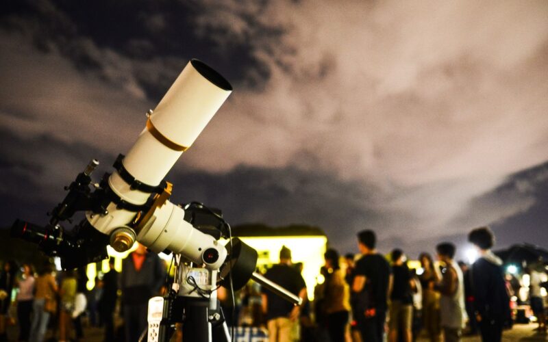 Alinhamento com a Lua torna estrelas Spica e Antares mais visíveis
