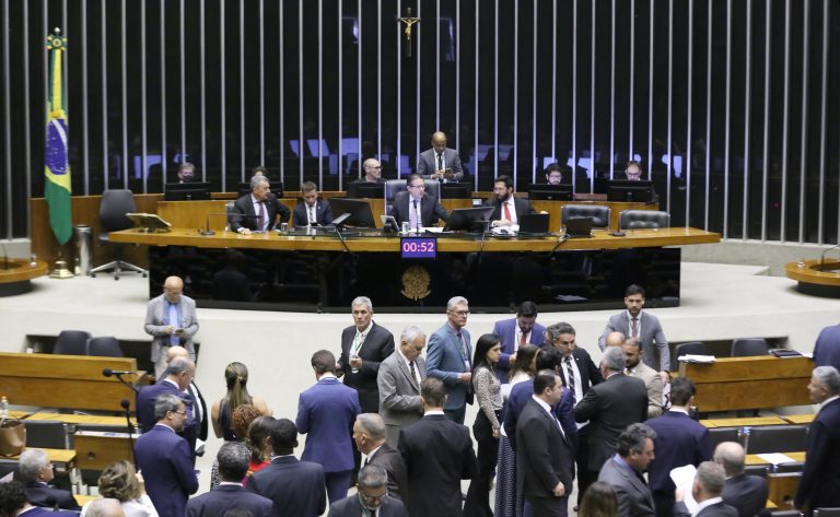 Aprovado texto-base de projeto que aumenta pena para porte de arma de fogo de uso proibido; acompanhe - Notícias
