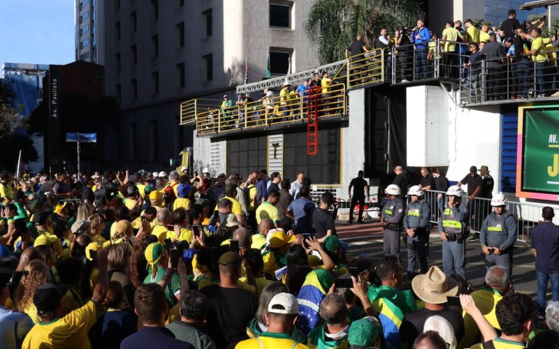 Ato em SP reúne apoiadores de Bolsonaro contra julgamento no STF