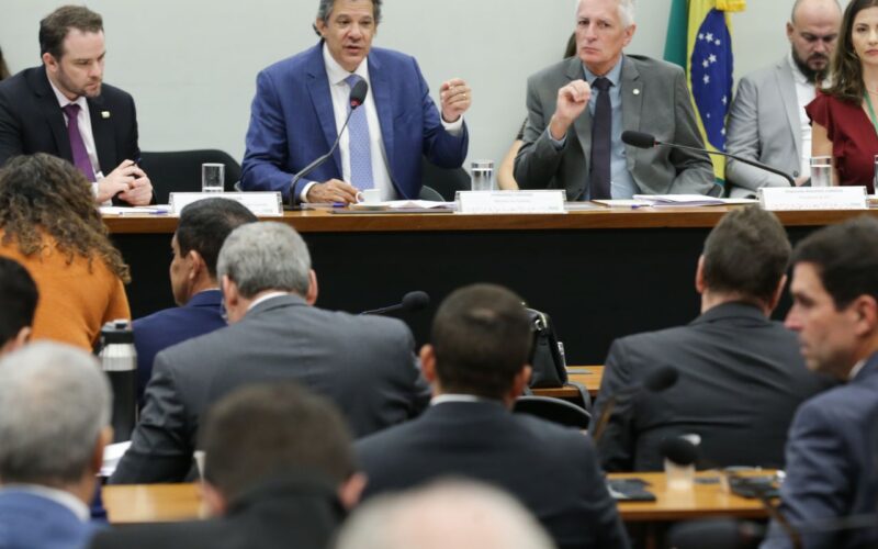 Audiência com Haddad é encerrada após tumulto entre deputados