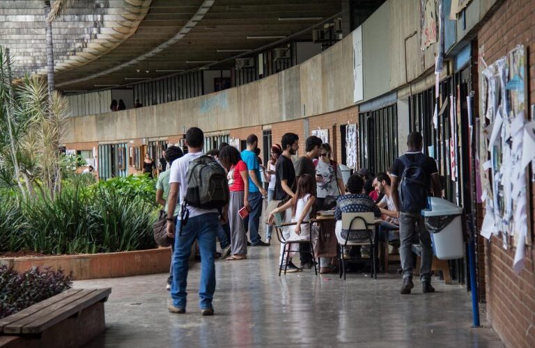 Audiência debate sobre situação de técnicos de educação da Universidade de Brasília - Notícias