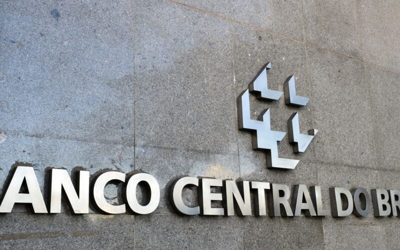 BC diz que Selic deve ser mantida em 15% por período prolongado