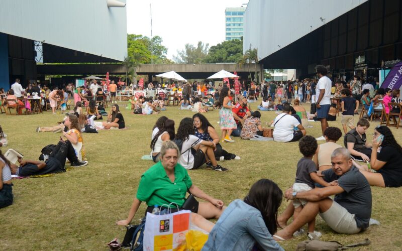 Bienal do Livro tem ingressos esgotados no 2º dia da festa literária