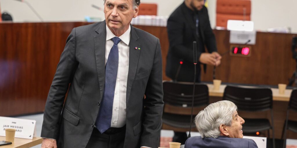 Bolsonaro nega plano de golpe, pede desculpa ao STF e critica urnas