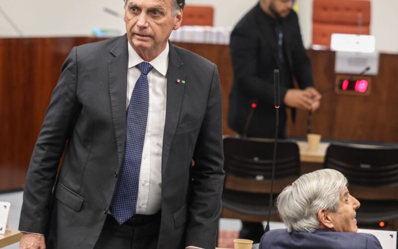 Bolsonaro nega plano de golpe, pede desculpa ao STF e critica urnas