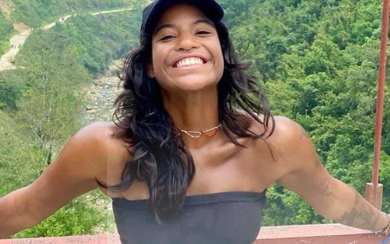 Brasileira que caiu em vulcão na Indonésia continua desaparecida