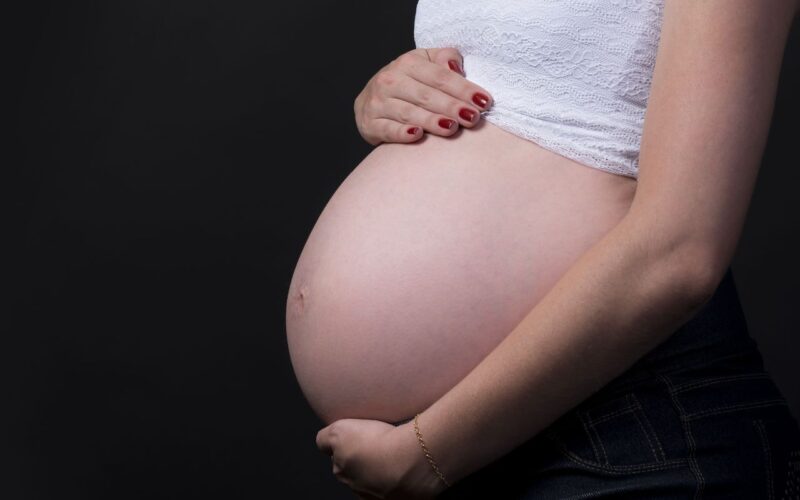 Brasileiras estão tendo menos filhos e adiam maternidade, diz Censo