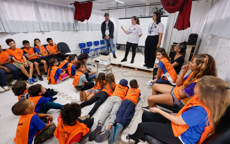 CASAN promove ação ambiental com crianças e adolescentes em Canasvieiras