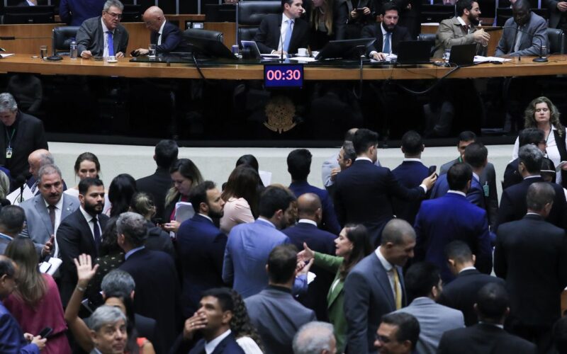 Câmara aprova urgência para suspender decreto do IOF