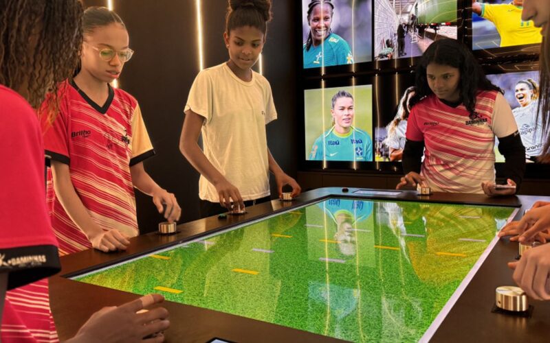 Caravana roda o país com ex-atletas do futebol feminino