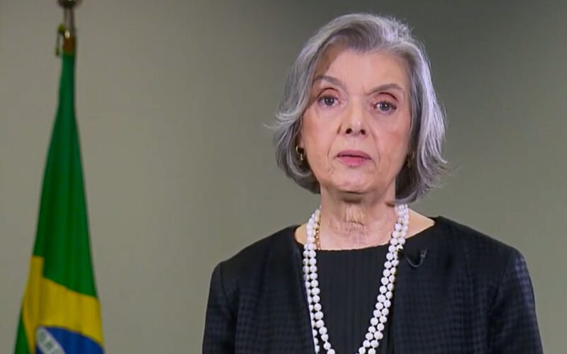 Cármen Lúcia vota pela responsabilização das redes por postagem ilegal