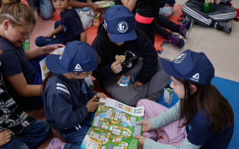Casan promove ação educativa e plantio de mudas na ONG ASAS em Canasvieiras