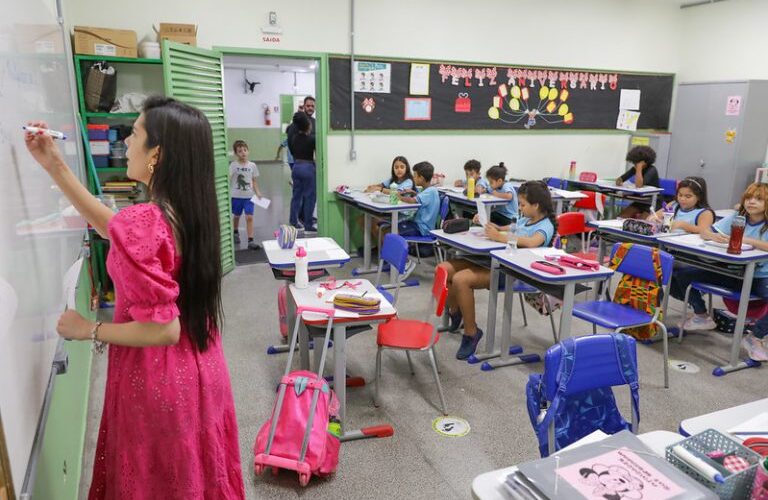 Comissão Especial do PNE discute formação e valorização dos profissionais da educação básica - Notícias