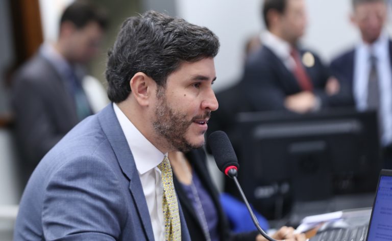 Comissão aprova dispensa de frequência escolar mínima para beneficiários do Pé-de-Meia em área de calamidade - Notícias