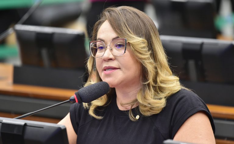 Comissão aprova incentivos salariais para profissionais que atuam na vacinação - Notícias