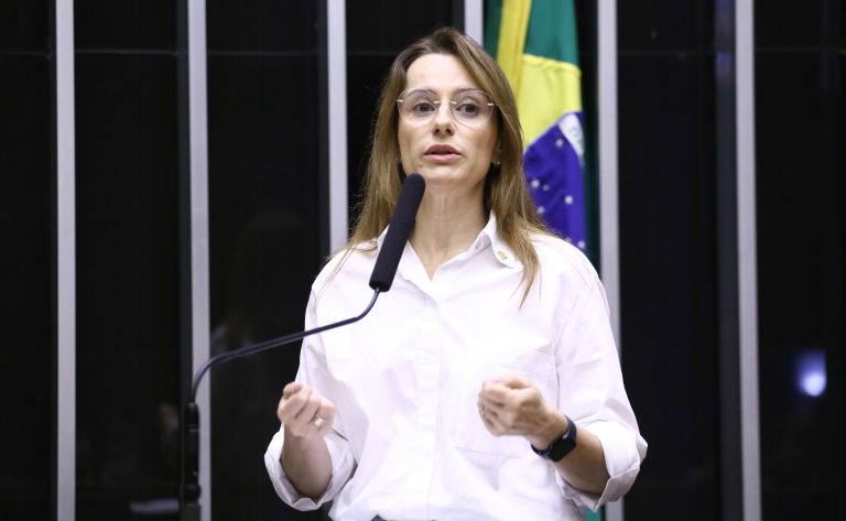 Comissão aprova inclusão de mãe ou pai atípico como segurados da Previdência com alíquota reduzida - Notícias