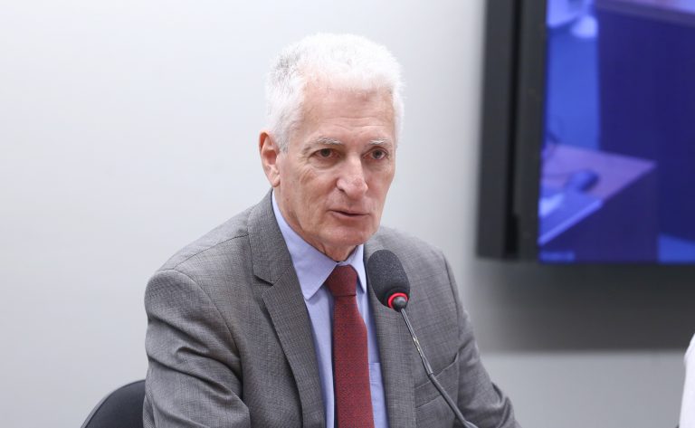 Comissão aprova inclusão em lei de programa de bolsa para professor da educação básica - Notícias
