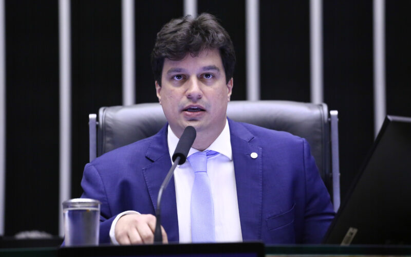 Comissão aprova piso salarial de médicos e cirurgiões dentistas em R$ 10,9 mil