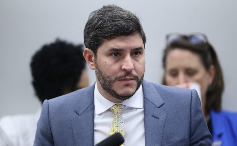 Comissão aprova previsão de programa de intercâmbio para estudantes do ensino médio no exterior - Notícias